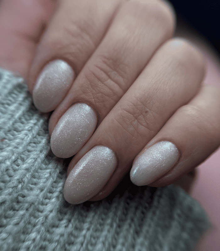 Manucure gel avec semi permanent pailleté blanc nacré 