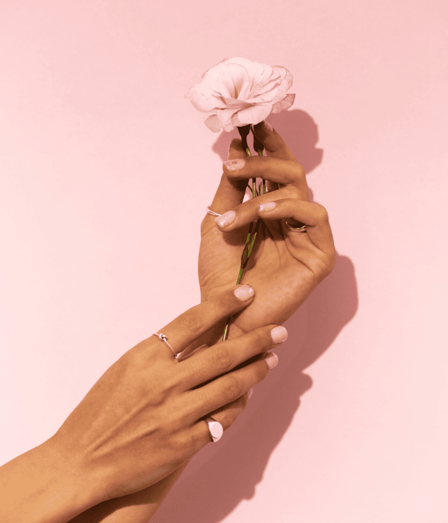 Mains manucurées avec une rose