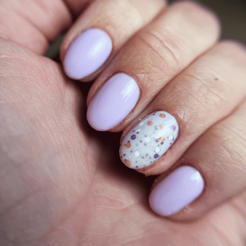 Manucure printanière avec un doigt en nail art par Magne Cure