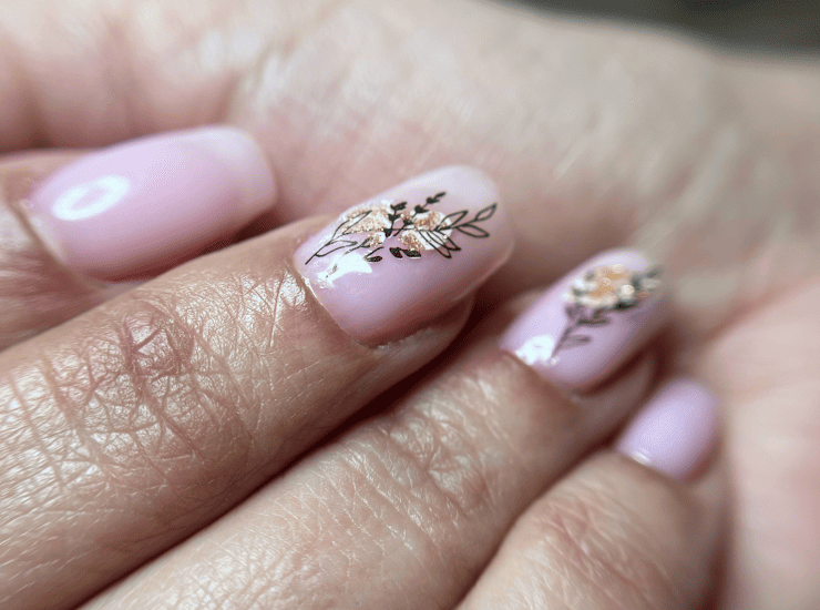 Nail art floral sur gal nude par Magne Cure