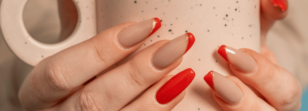 Nail art sur gel semi permanent, nude et rouge avec paillète doré 
