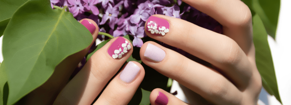 Magnifique manucure avec nail art en semi permanent violet et rose