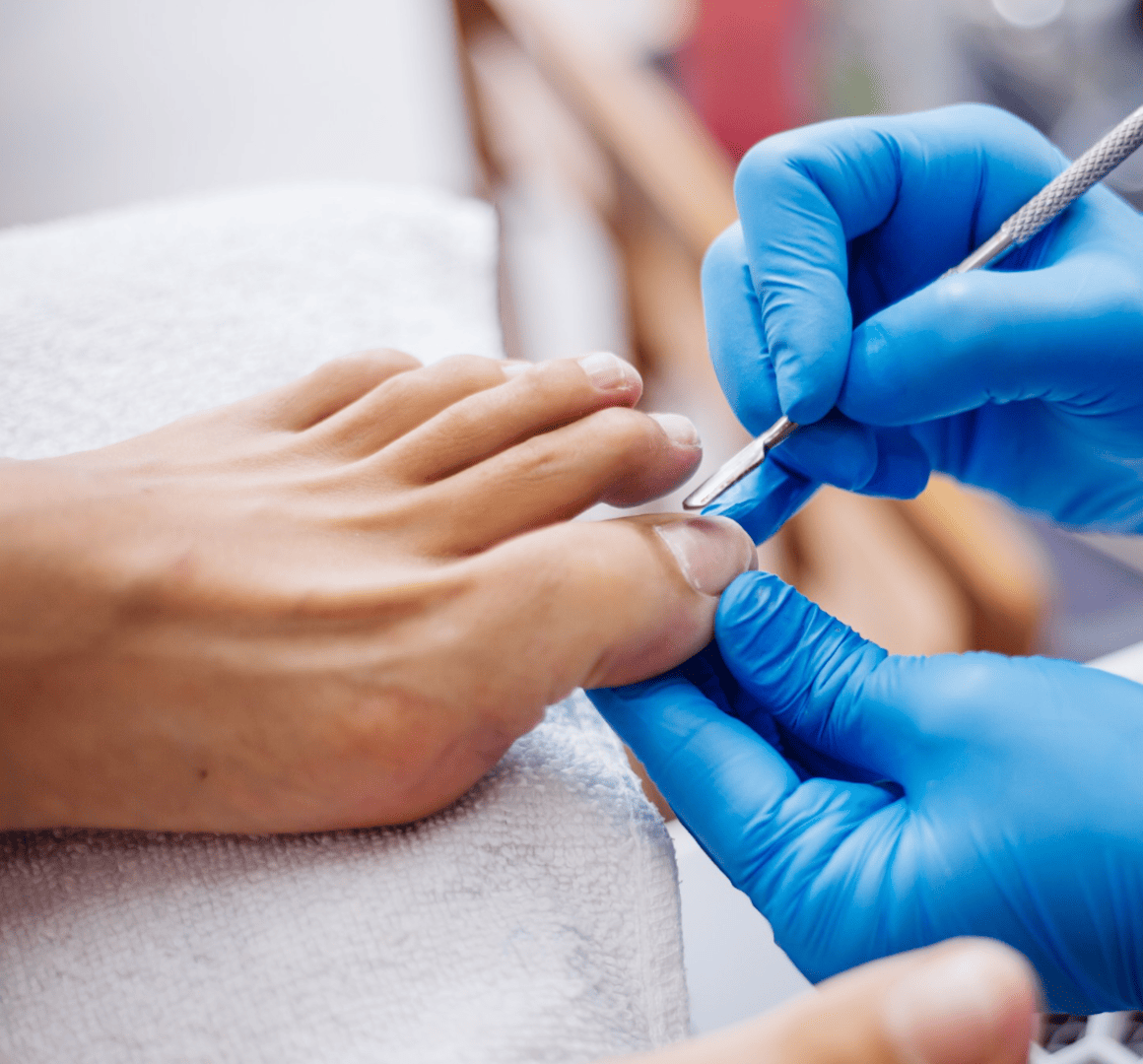 Soin pédicure avant la pose de gel et semi permanent