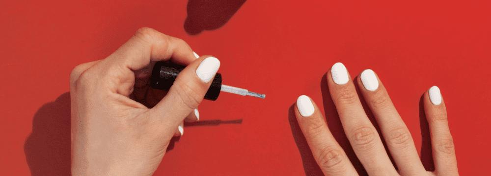 Pose d'un vernis semi permanent blanc sur gel par Magne Cure
