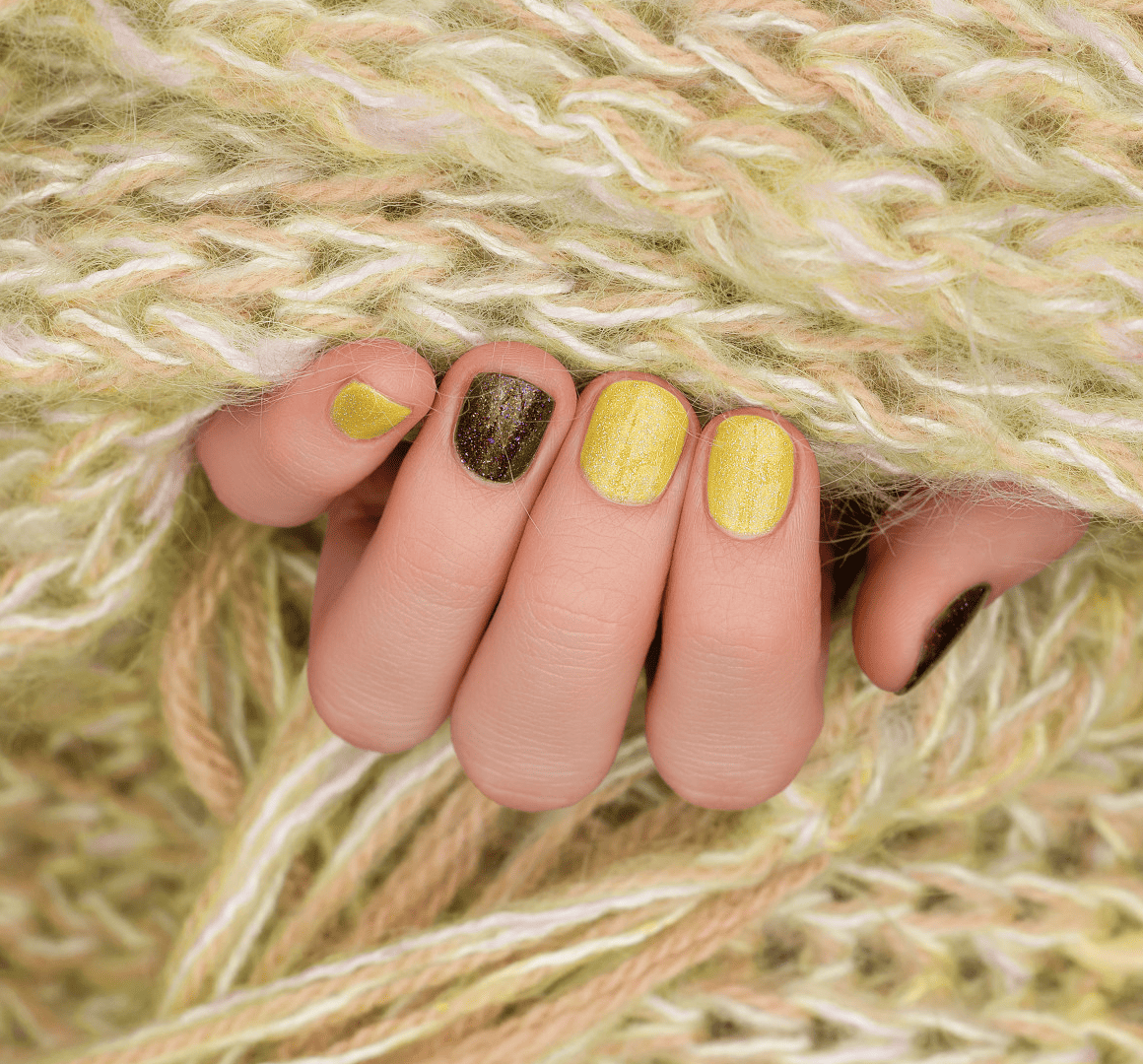 Manucure vernis semi permanent jaune avec un doigt vert et nail art