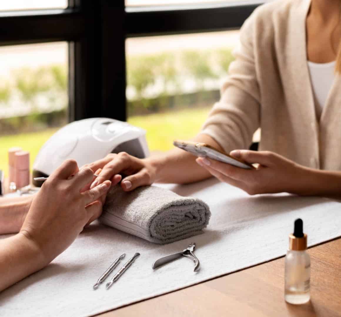 manucure à saint jeoire prieuré Manucure et pose de vernis en salon par une prothésiste ongulaire