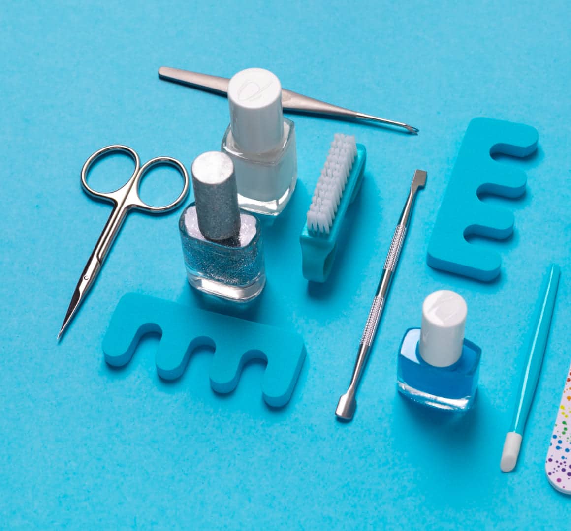 Produits de manucure propre et hygiénique, ciseaux et vernis